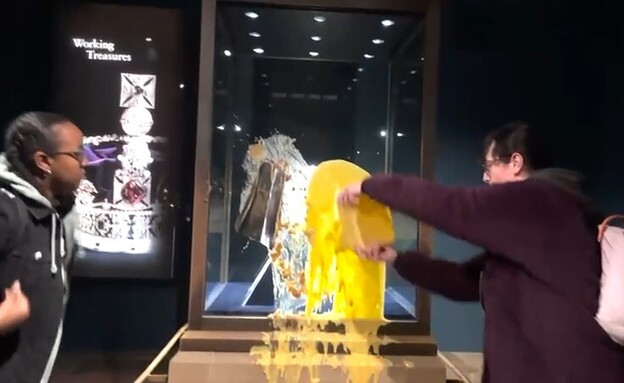 זריקת אוכל על הכתר הבריטי (צילום: רשתות חברתיות לפי סעיף 27 א')