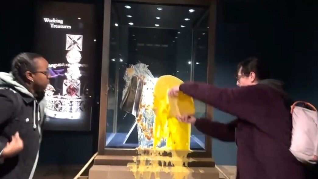 זריקת אוכל על הכתר הבריטי