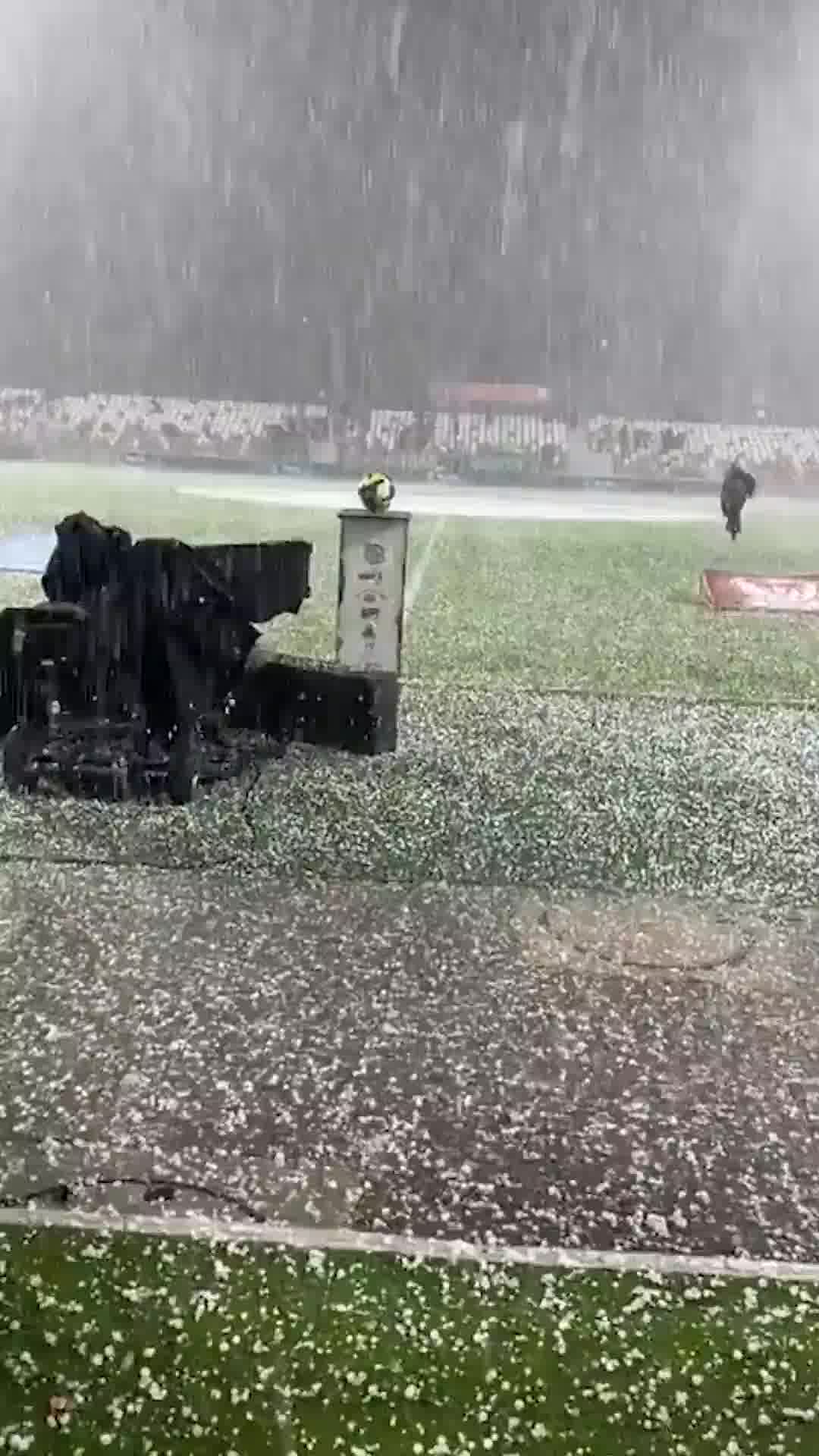 משחק הכדורגל בין בני סכנין לבני ריינה בנצרת בוטל לאחר שברד מילא את המגרש