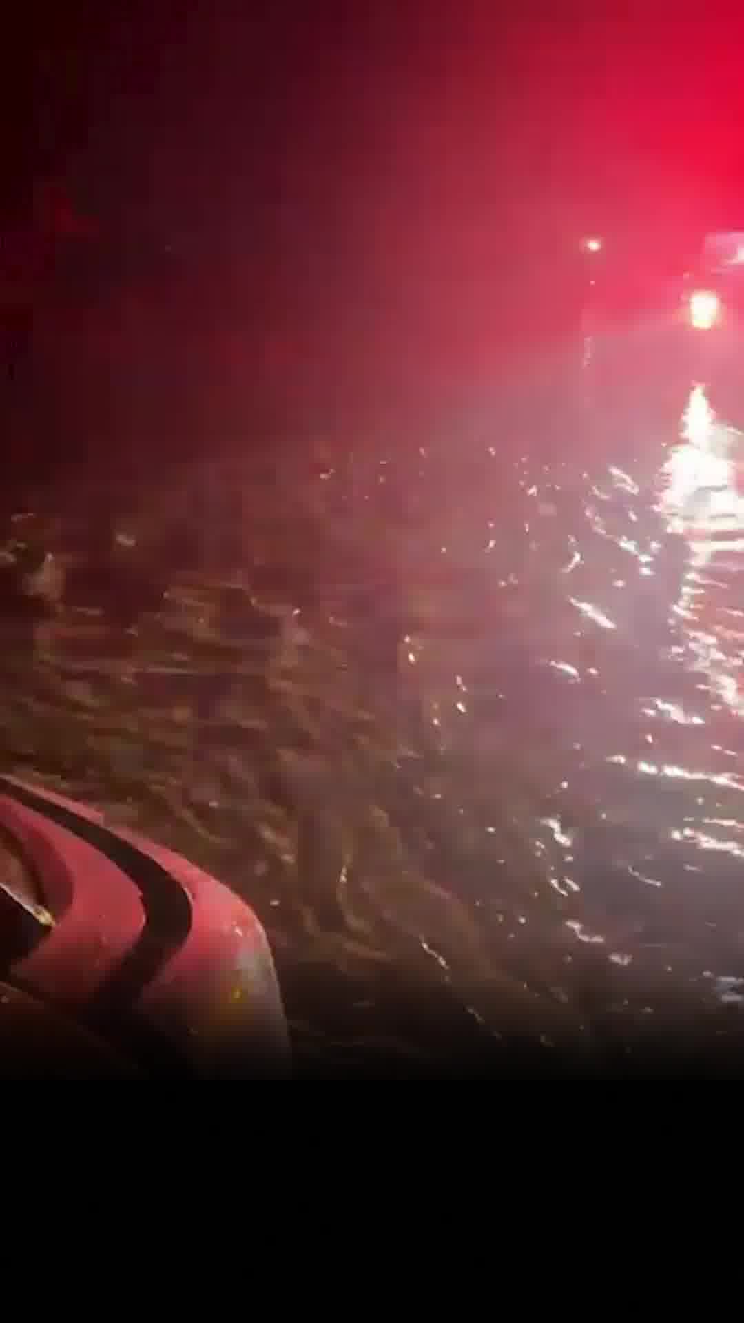 חילוץ דרמטי של שני לכודים מרכב שנסחף בזרם ונעצר בסלעים בצידי הדרך בין יטבתה לגרופית