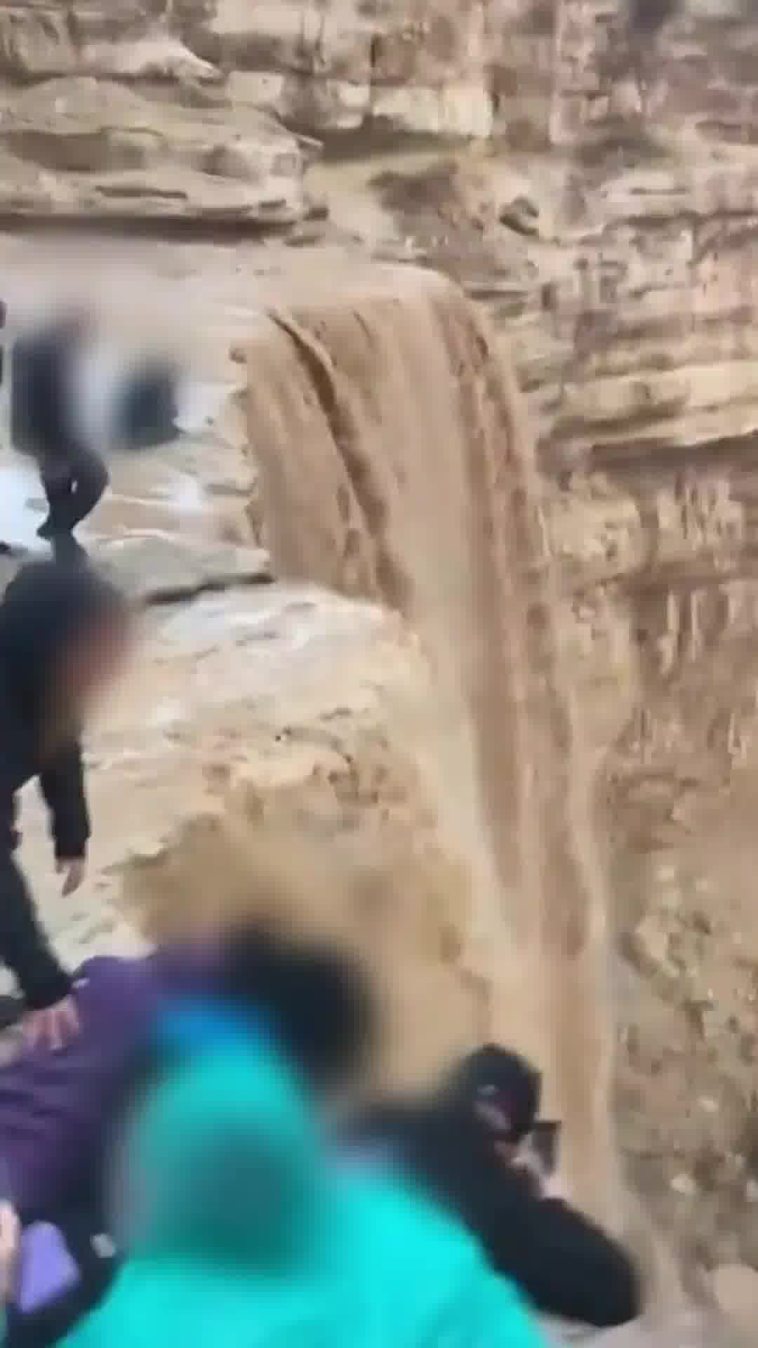 על קצה המפל השוצף; בלב השיטפון: תיעוד מסוכן מהדרום