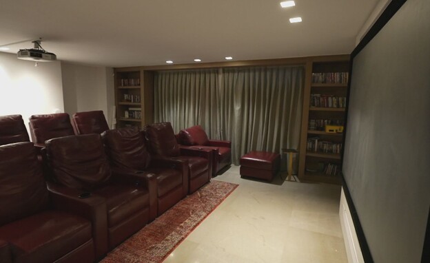 חדר הקולנוע בביתם של קוונטין טרנטינו ודניאלה פיק