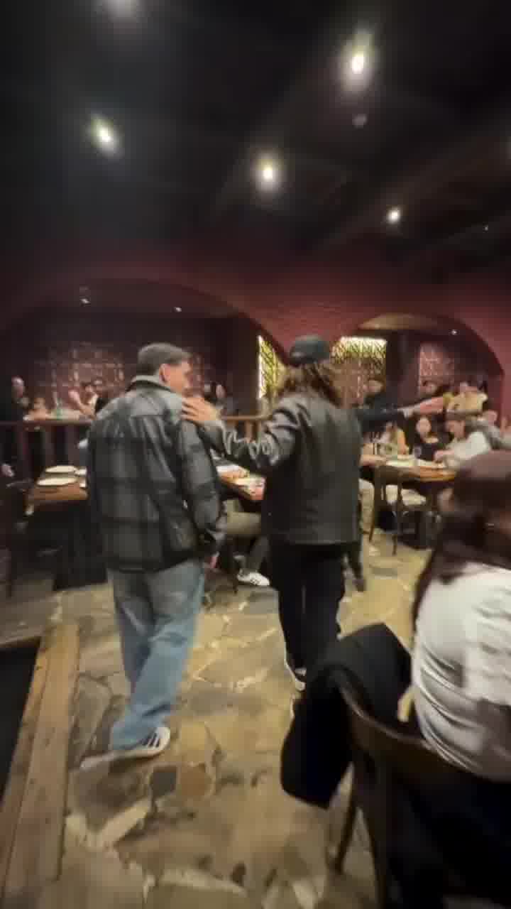 זה באמת אתה? הכפיל של מסי נחת במסעדה בברצלונה וכולם איבדו את זה