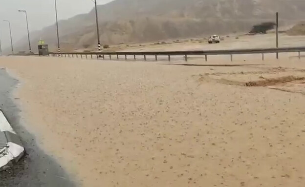 שיטפונות בצומת קטורה ובצומת מנוחה  (צילום: דוברות המשטרה)