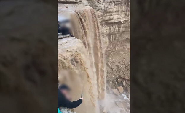 אנשים מצלמים בשיטפונות