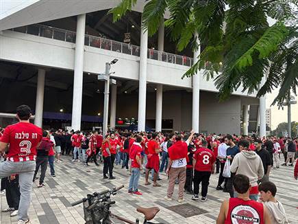 האוהדים שממתינים בחוץ