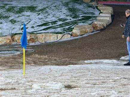 הצפה ענקית במגרש (צילום: ספורט 5)