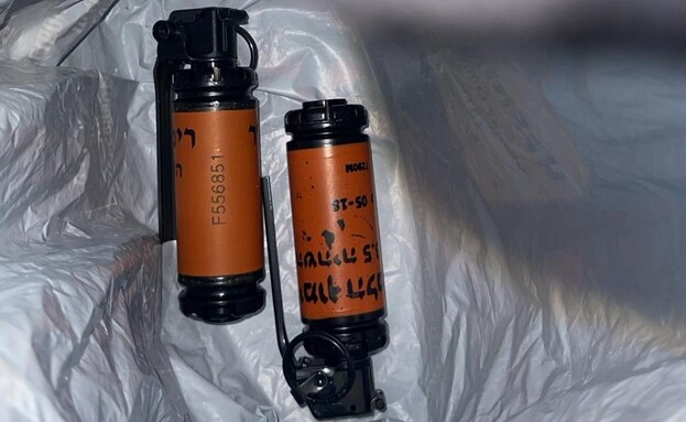 רימוני עשן שנמצאו במשחק של הפועל ת"א (צילום: דוברות המשטרה)