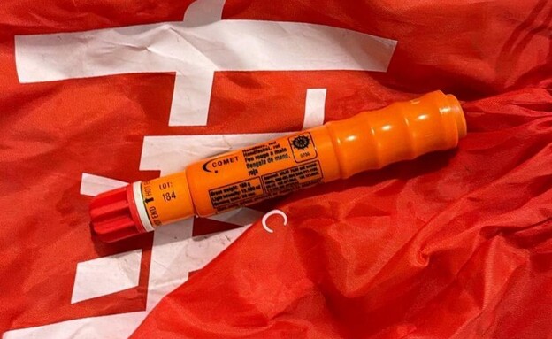 רימוני עשן שנמצאו במשחק של הפועל ת"א (צילום: דוברות המשטרה)