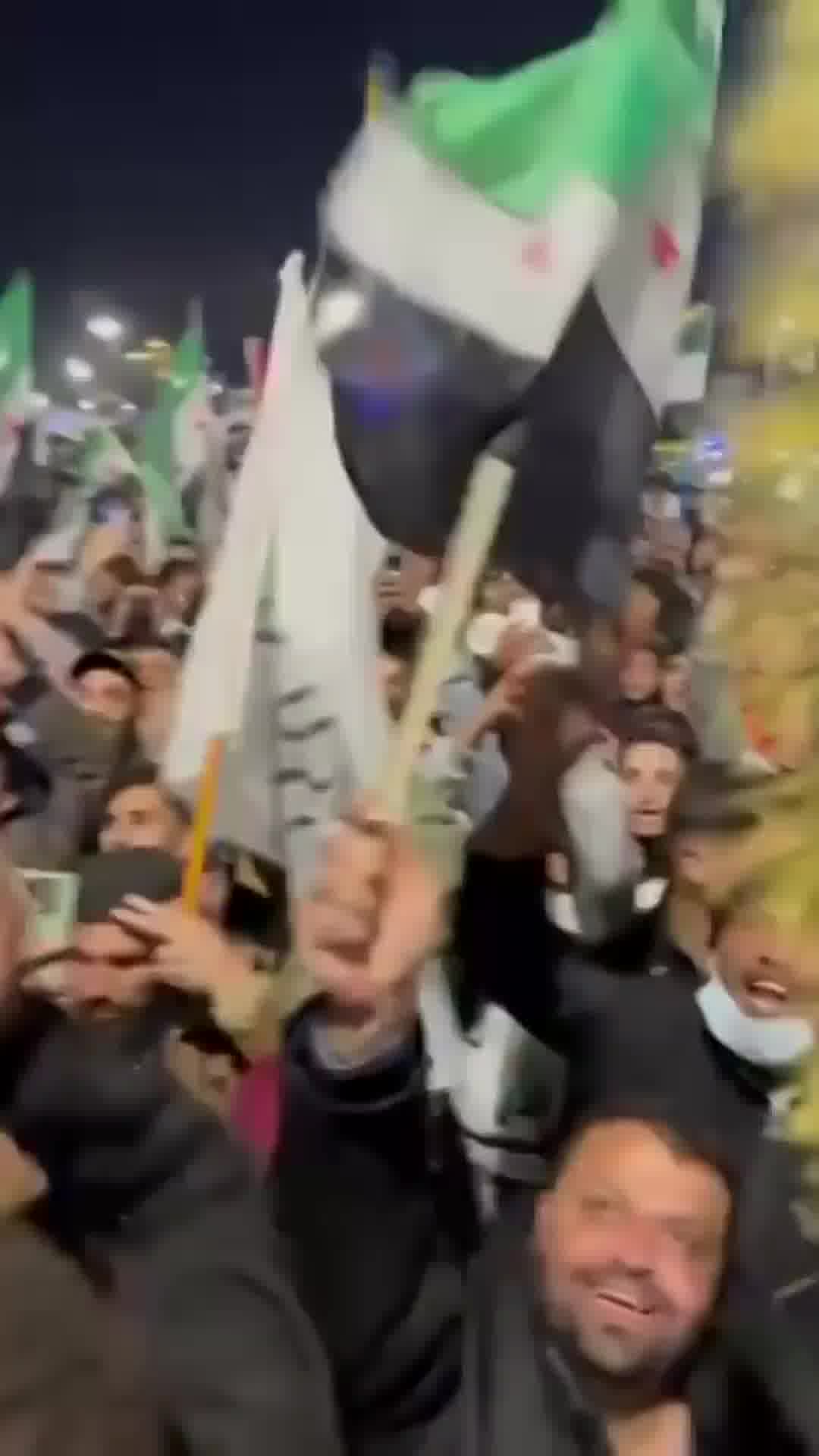 אלפים חוגגים במרכז דמשק שנה לנפילת אסד