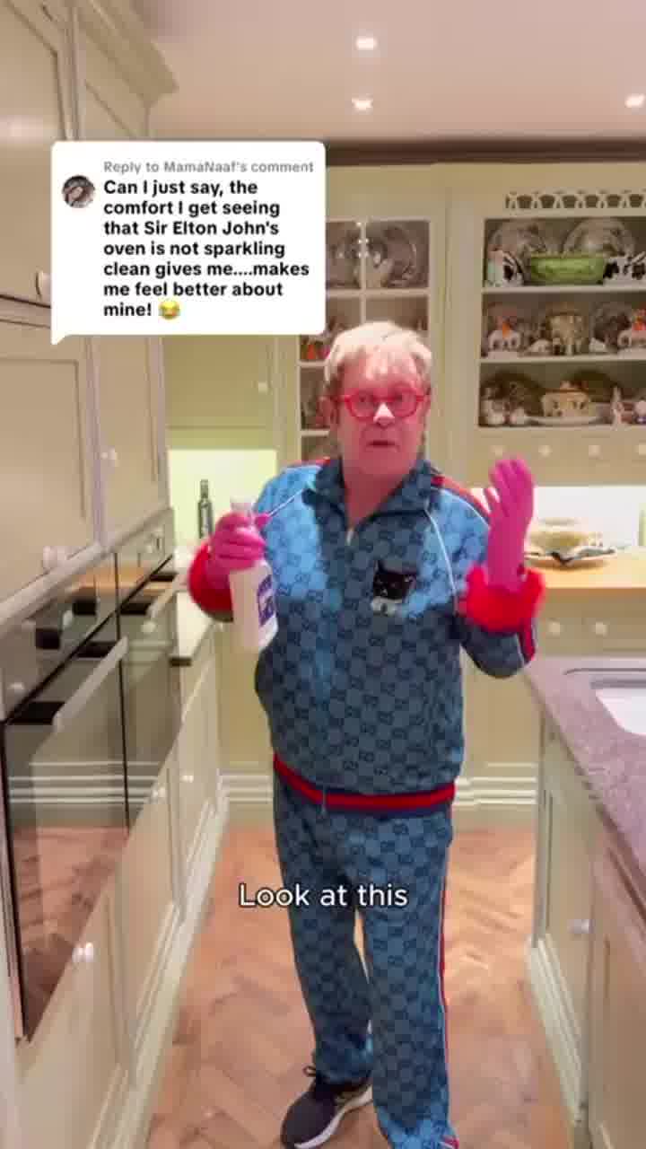 הטוקבקיסט התלונן שהתנור של אלטון ג׳ון מלוכלך - אז הוא לקח את זה ברצינות