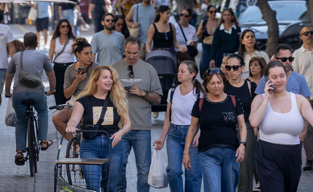 הולכי רגל בנחלת בנימין בתל אביב הולכי רגל בנחלת בנימין בתל אביב