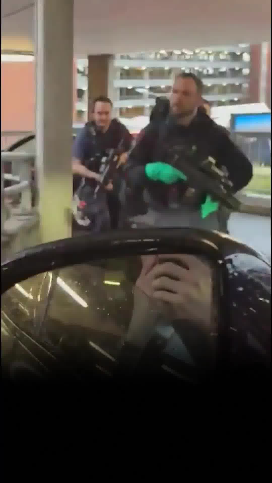  אירוע בנמל התעופה הית'רו בלונדון: כוחות משטרה חמושים הגיעו לנמל התעופה