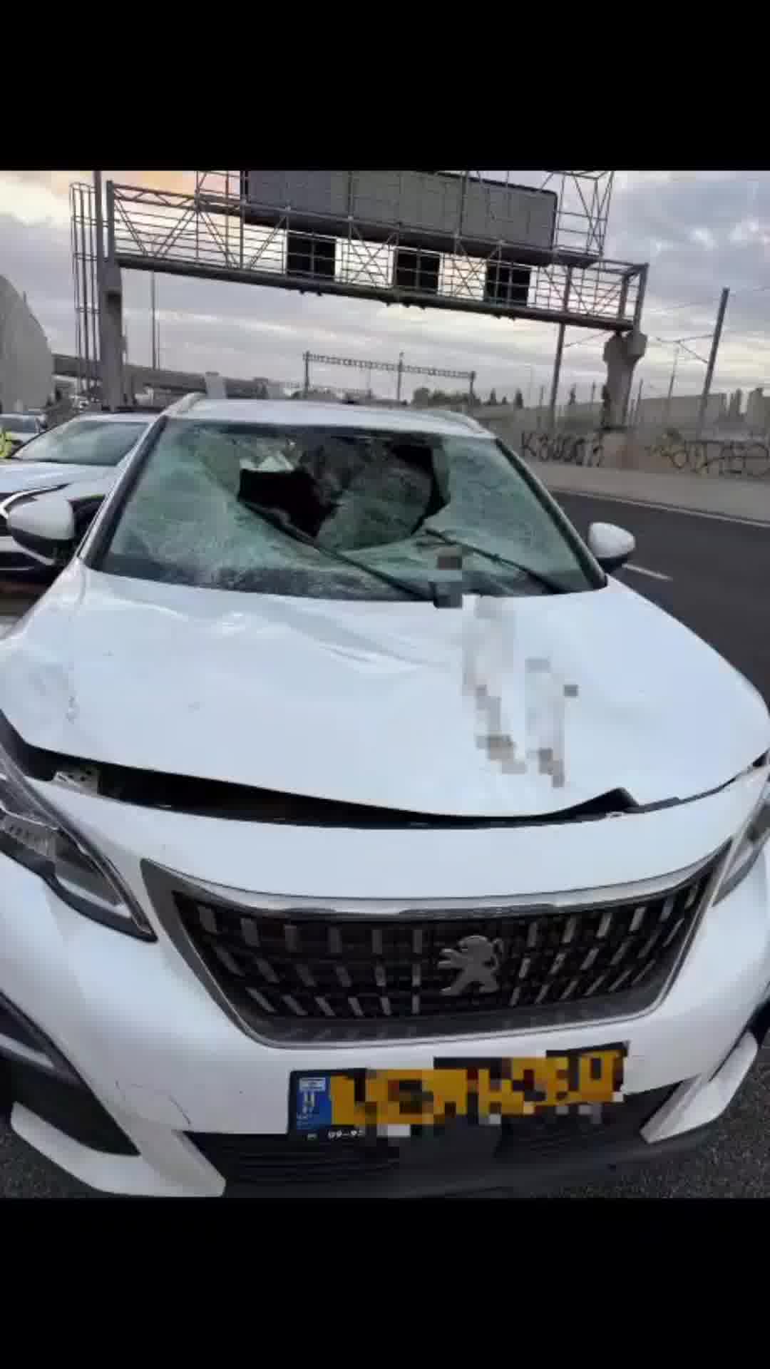 גבר בן 30 נפצע קשה לאחר שנפל מגובה ופגע ברכב בכביש 531, אישה בת 71 במצב קל