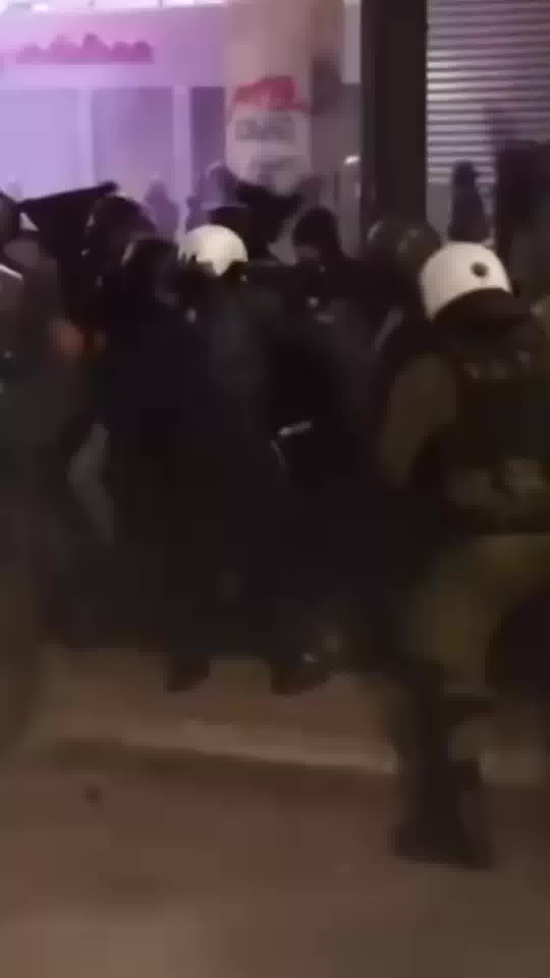 הפגנות אלימות הלילה ברחובות אתונה לאחר שאלפים צעדו לציון יום השנה למותו של הנער שנורה על ידי המשטרה 