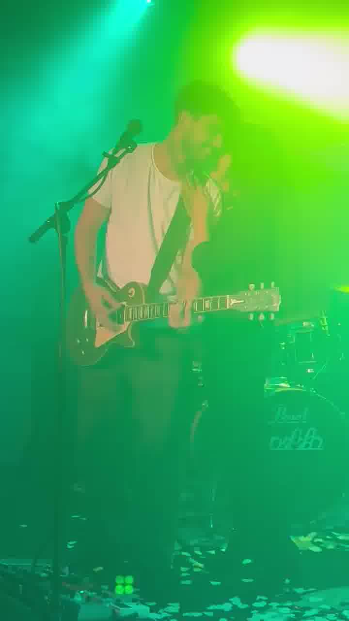 יובל, בנה של שרי גולד, הפתיע את אמו ביום הולדתה ה-70 וביצע את שירו החדש "פיטר פן"