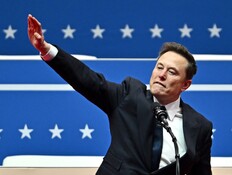 "לך למאדים - שם אין צנזורה על מחוות נאציות"