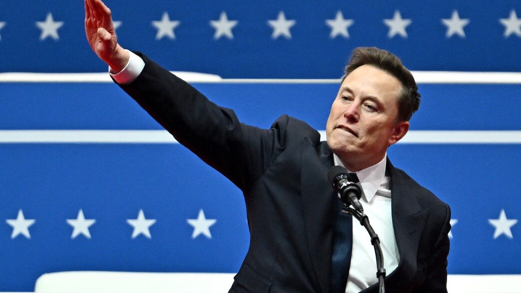 אילון מאסק מצדיע במועל יד בליל השבעתו של טראמפ אילון מאסק מצדיע במועל יד בליל השבעתו של טראמפ