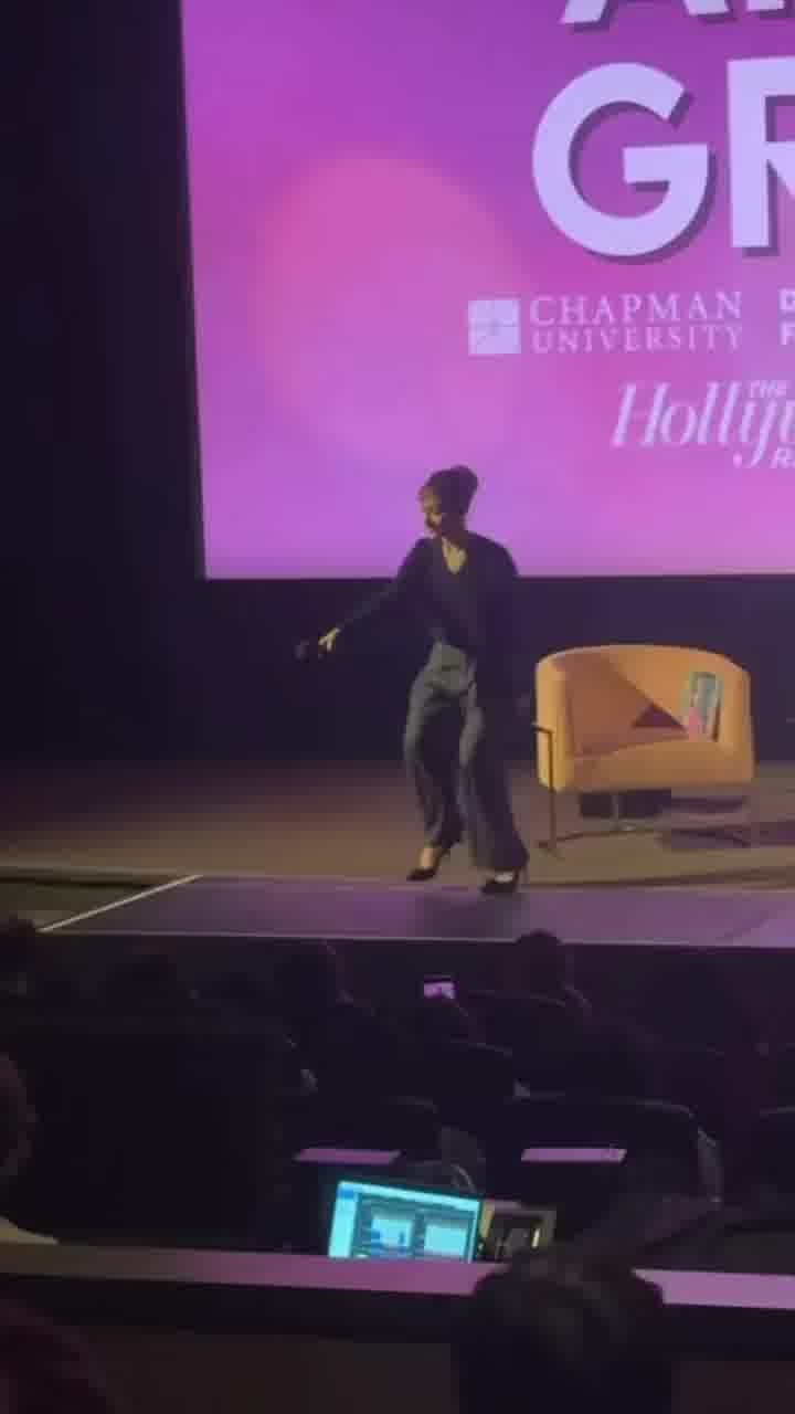 הכי טוב שלה: אריאנה בחיקוי המושלם לג׳ניפר קולידג׳