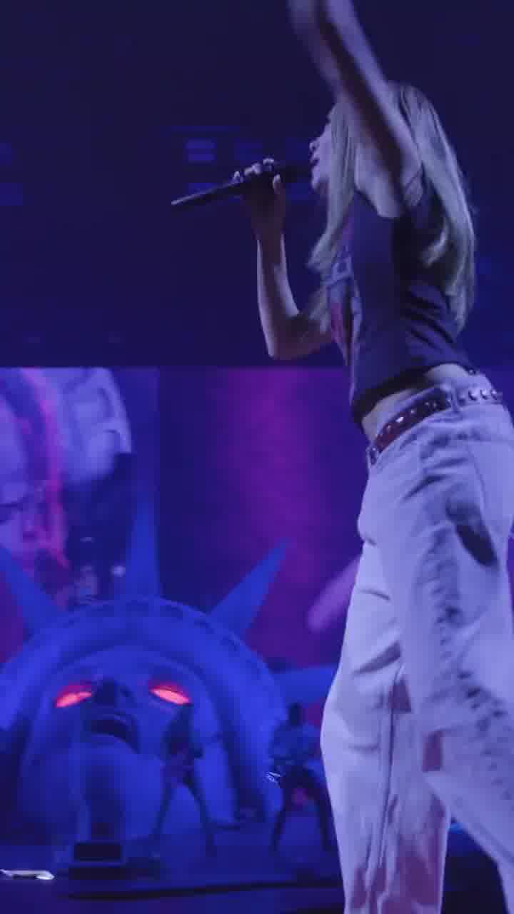 מאשין גאן קלי אירח את הלסי בהופעה: ''היא עדיין עוברת טיפולי כימותרפיה והיא נותנת בראש''