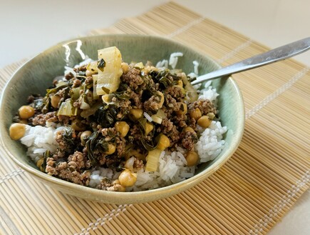 תבשיל בשר טחון עם מנגולד וחומוס