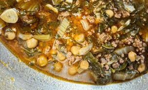 תבשיל בשר טחון עם מנגולד וחומוס (צילום: יעל קצב, mako אוכל)