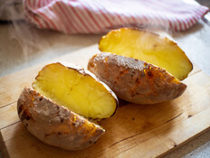 תפוח אדמה אפוי לשלמות (צילום: Laura Ioana V, shutterstock) תפוח אדמה אפוי לשלמות (צילום: Laura Ioana V, shutterstock)