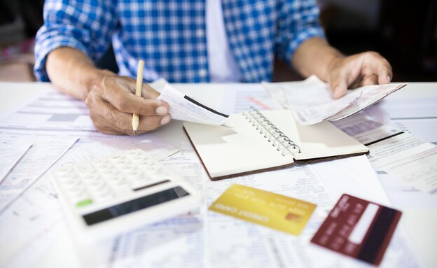 חובות, איש בחובות (צילום: shutterstock)