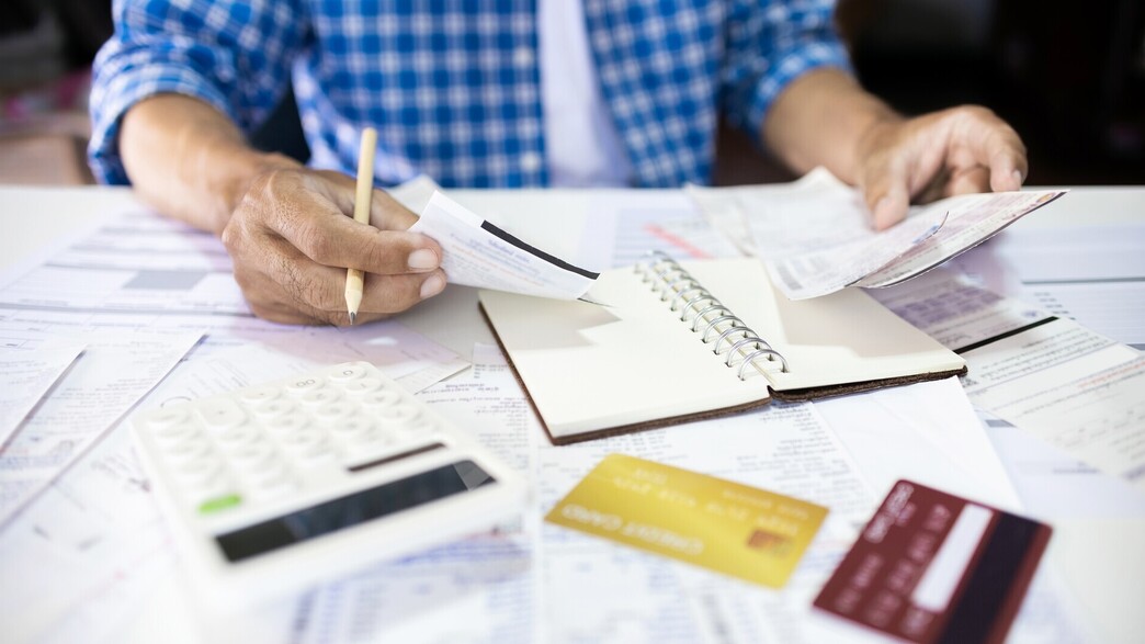 חובות, איש בחובות חובות, איש בחובות