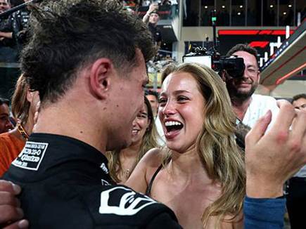 נוריס והחברה חוגגים (GETTY)