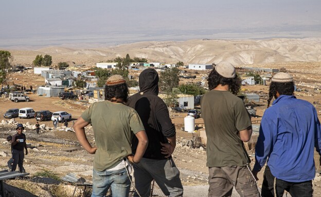 הקמת מאחז בשולי כפר פלסטיני, סדרת השנה בתערוכת "עדות מקומית" הקמת מאחז בשולי כפר פלסטיני, סדרת השנה בתערוכת "עדות מקומית"