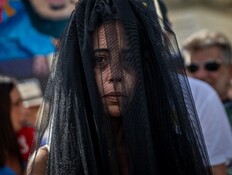 בהינומה שחורה, נלחמת על חיי בנה: התמונות היפות של השנה