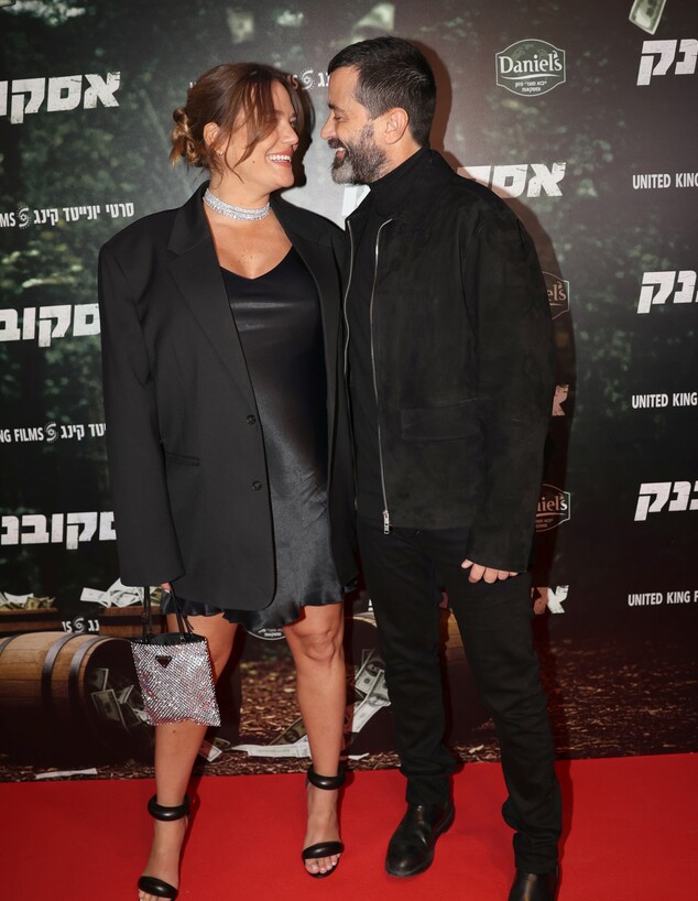 דנה פרידר בשמלת סאטן