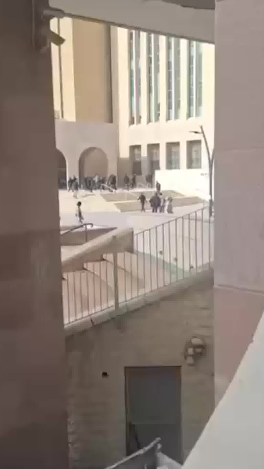 תיעוד הקטטה בין החמולות הבדואיות בבית המשפט בב"ש - שבו נדקרו 3 צעירים 