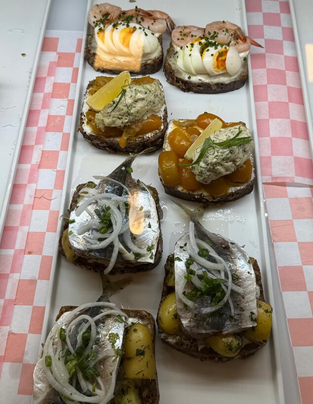 עם שרימפס, עם סלט סרטנים או עם דג כבוש. הכריכים של