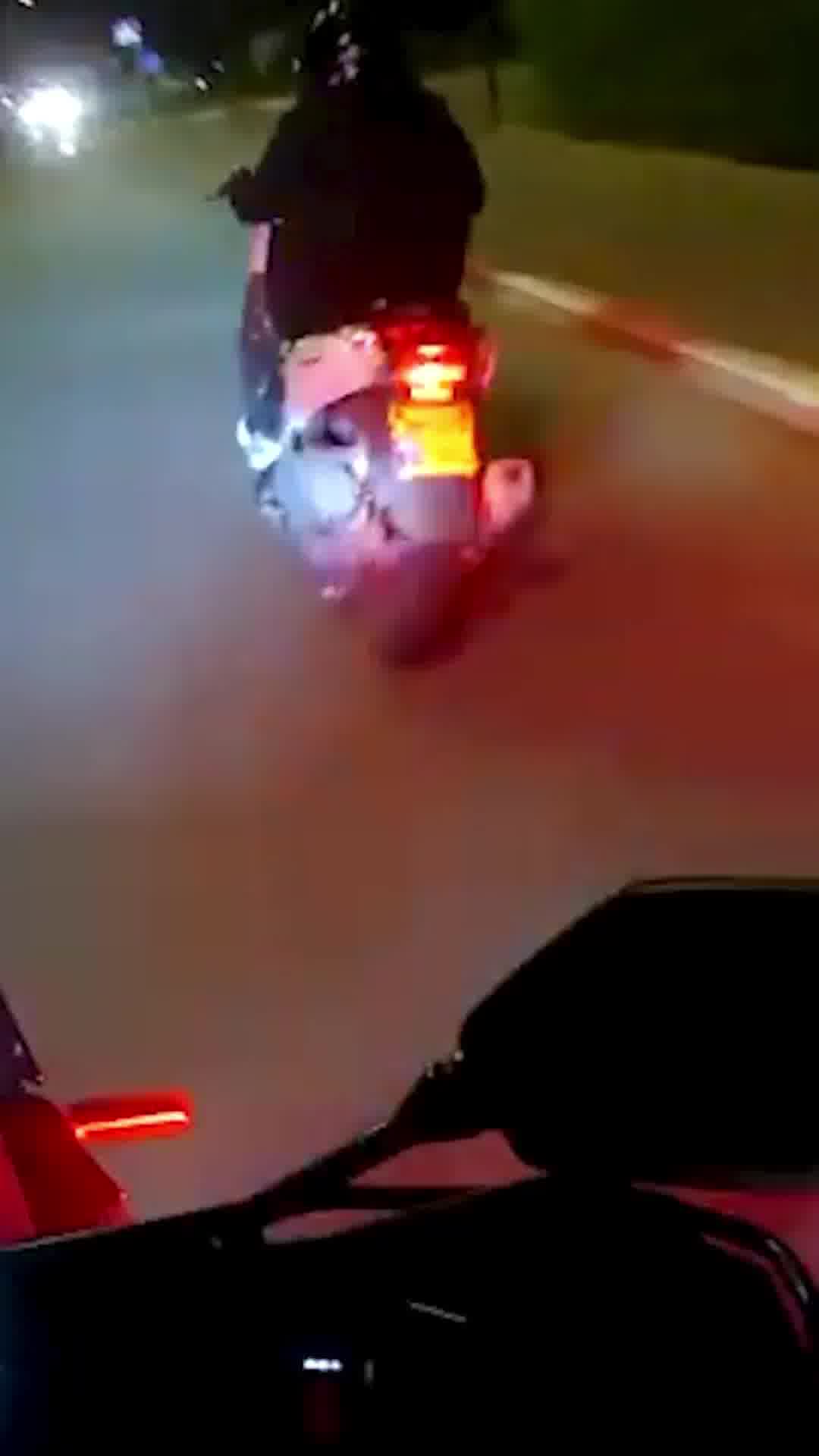 תיעוד מהקסדה: מרדף אחר קטין שרכב על קטנוע בזמן פסילת רישיון וחצה באור אדום - עד שנעצר