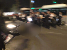 תיעוד: הרכב מאיץ לעבר המפגינים – הנער נתקע מתחת לגלגלים