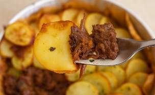 צלי בשר ופרוסות תפוחי אדמה (צילום: דניאל אמון)