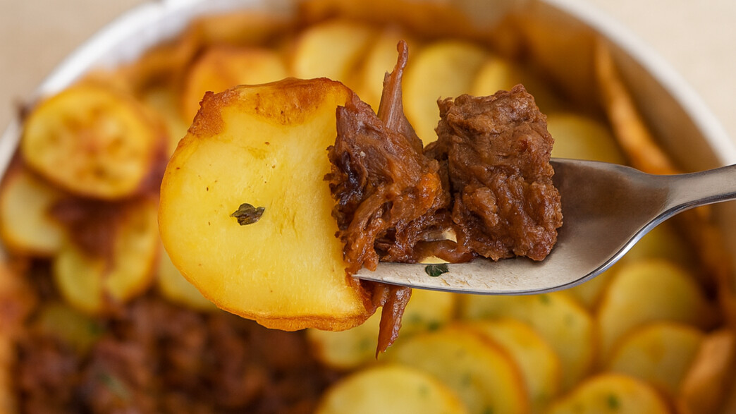 צלי בשר ופרוסות תפוחי אדמה