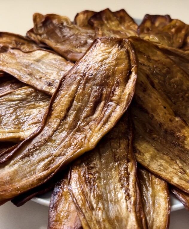 לא עבים מדי ולא דקים מדי. חצילים מטוגנים מושלמים לא עבים מדי ולא דקים מדי. חצילים מטוגנים מושלמים