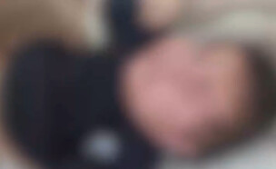 תיעוד קשה לצפייה: אם מכה את בנה התינוק