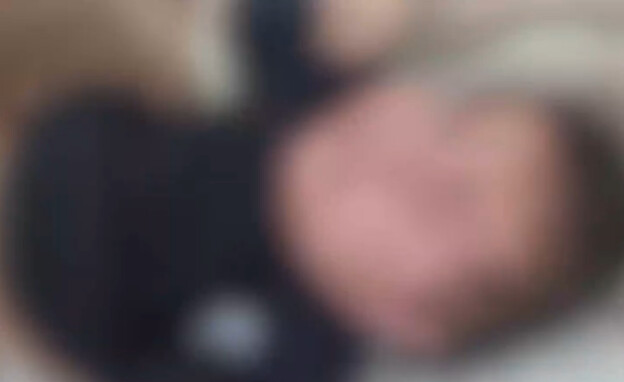 תיעוד קשה לצפייה: אם מכה את בנה התינוק