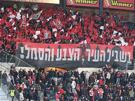 בצהוב ובאדום (צילום: ברני ארדוב)