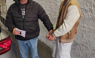 מעצר החשוד  (צילום: דוברות המשטרה)