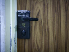 חזרה מחו"ל והופתעה: פורצים נרדמו לה בסלון