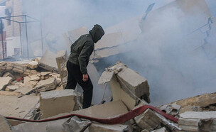 זירה שהותקפה מהאוויר (צילום:  Mahmoud ZAYYAT / AFP via Getty Images)