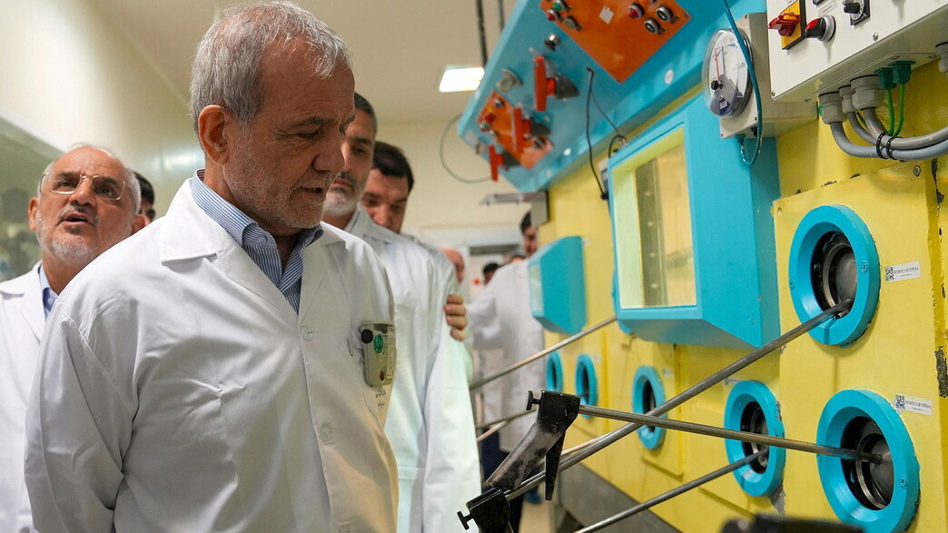 נשיא איראן ביקור במרכז המחקר הגרעיני בטהראן
