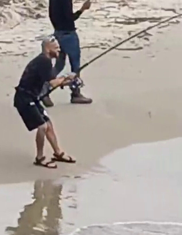 תיעוד: גבר דג כריש בחופי אשדוד