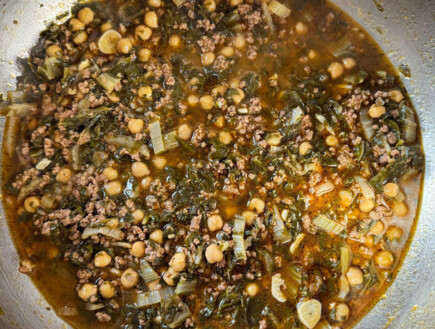 תבשיל בשר טחון עם מנגולד וחומוס. על גבול המרק (צילום: יעל קצב, mako אוכל)