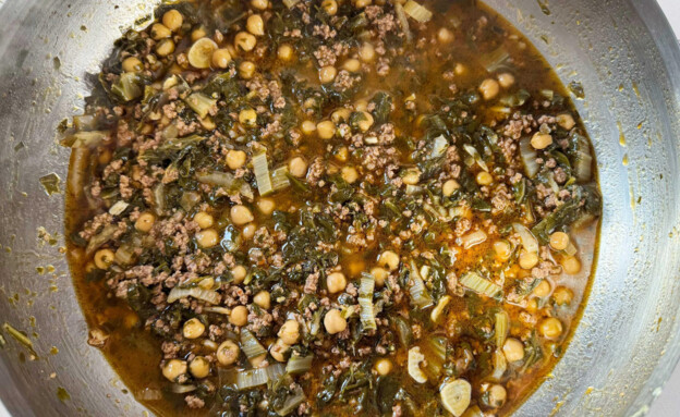 תבשיל בשר טחון עם מנגולד וחומוס. על גבול המרק תבשיל בשר טחון עם מנגולד וחומוס. על גבול המרק